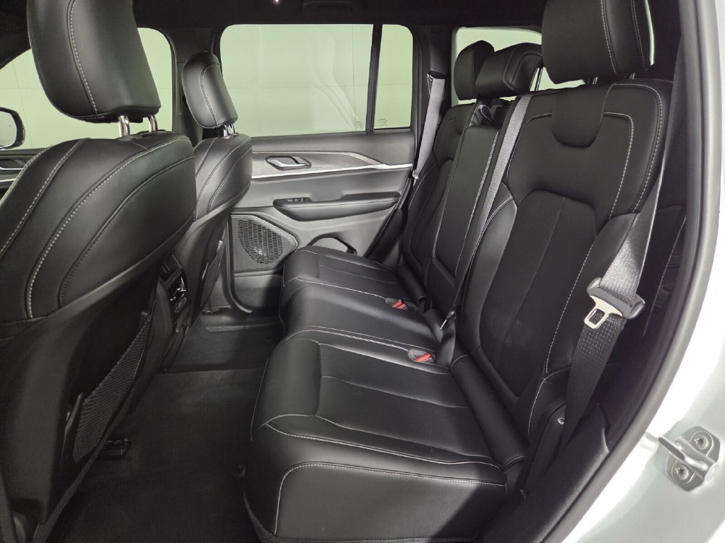 Used 2025 Jeep Grand Cherokee Limited w/ Black Appearance Package RWD image 22