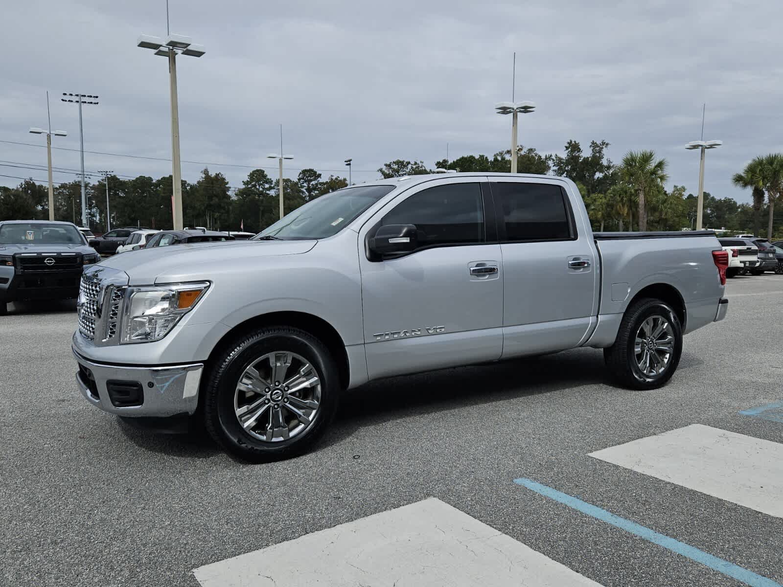 Used 2018 Nissan Titan SV w/ SV Convenience Package RWD image 2