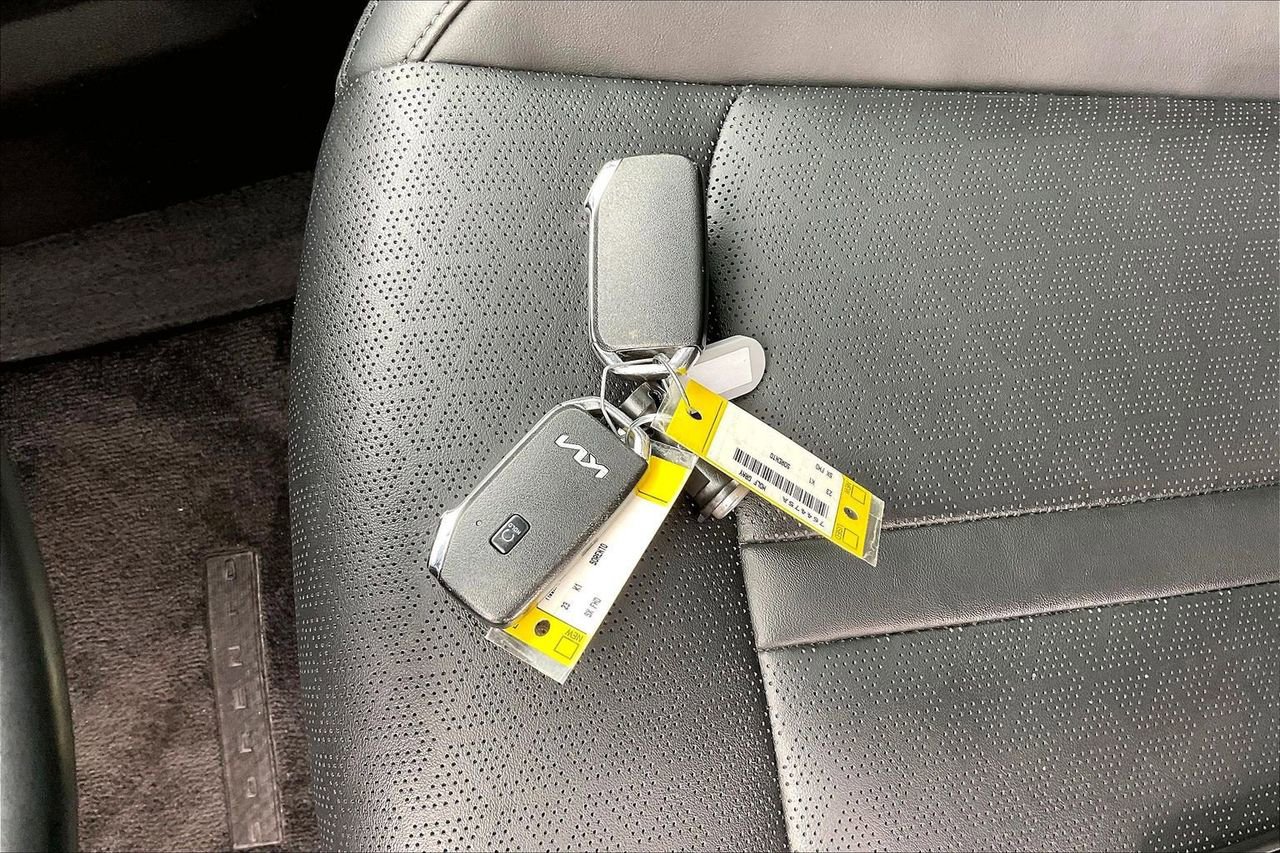 Used 2023 Kia Sorento SX image 35
