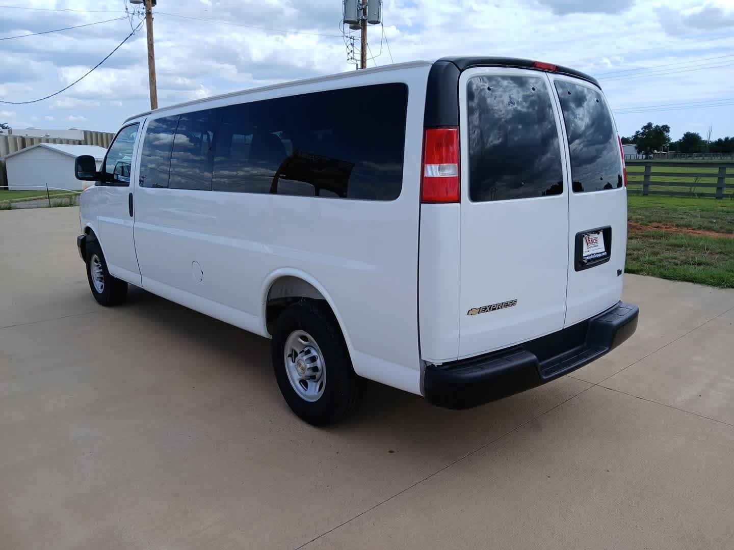 Used 2025 Chevrolet Express 3500 LS RWD image 3