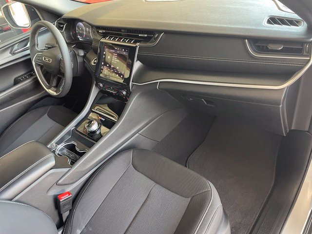 Used 2025 Jeep Grand Cherokee Laredo RWD image 17