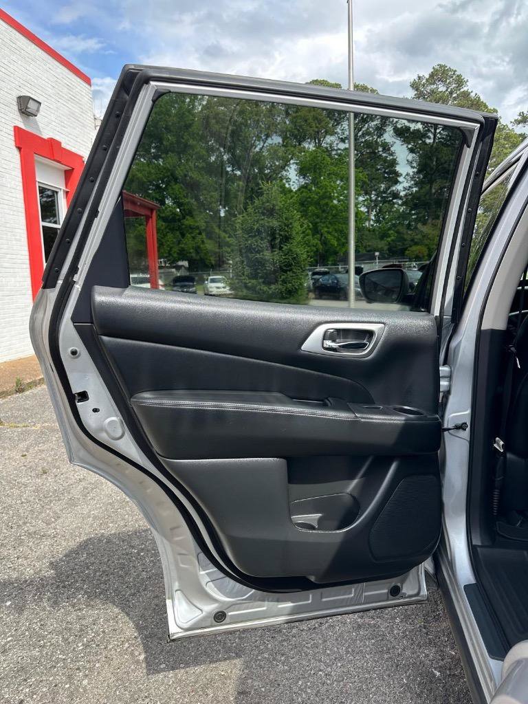 Used 2019 Nissan Pathfinder SL AWD/4WD image 15