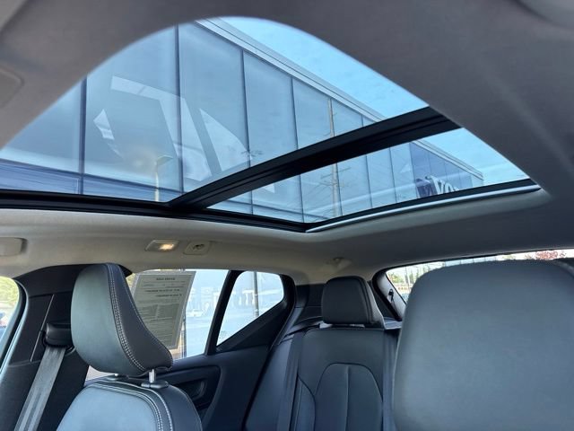 Certified 2025 Volvo XC40 B5 Core AWD/4WD image 27