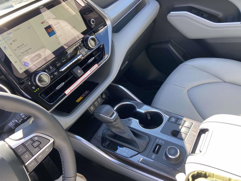 Used 2026 Toyota Highlander Limited image 28