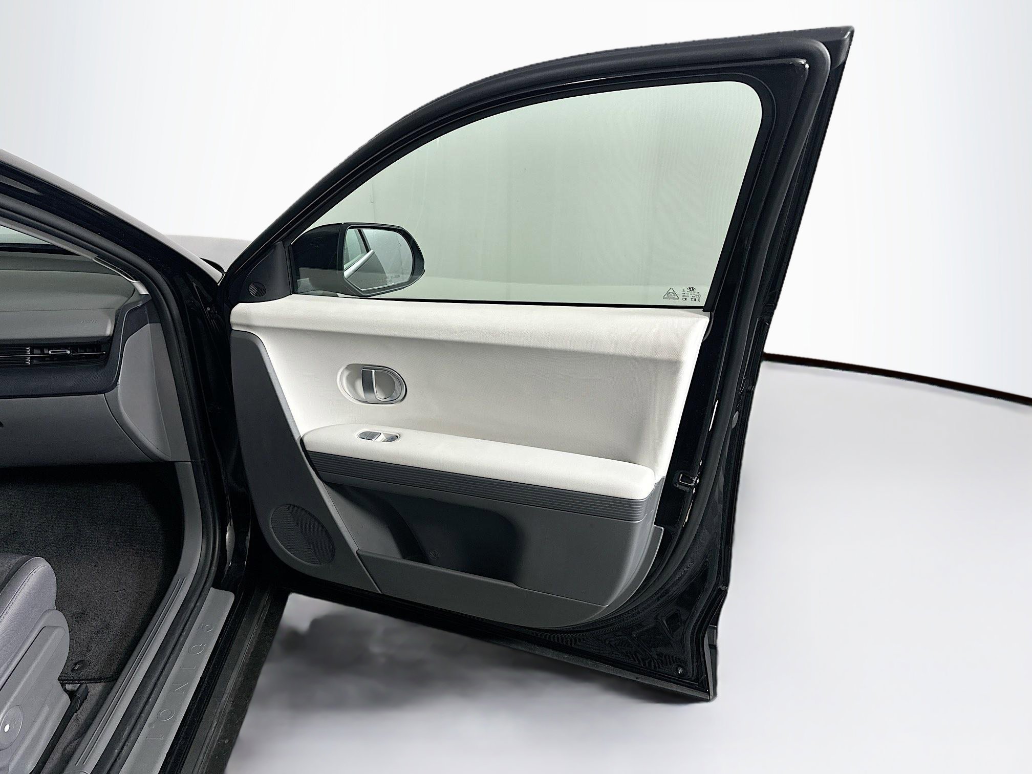 Used 2024 Hyundai Ioniq 5 SE image 32