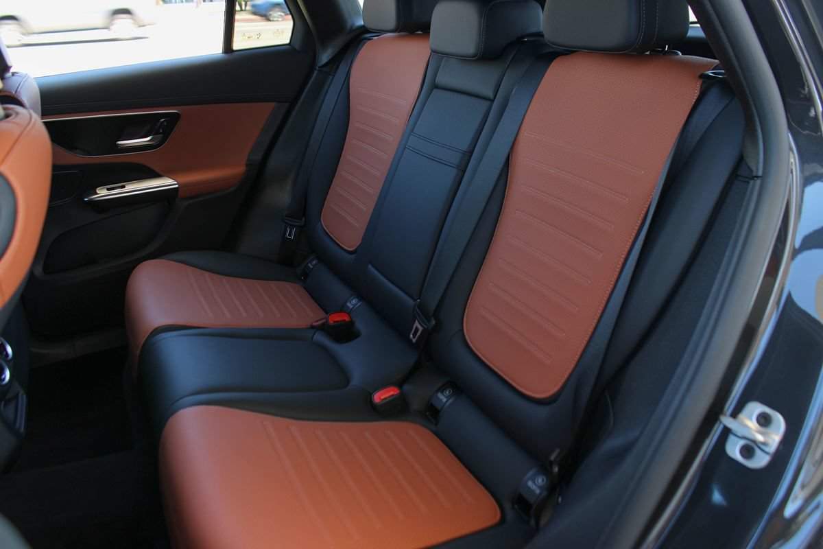 Used 2025 Mercedes-Benz GLC 350e 4MATIC image 19