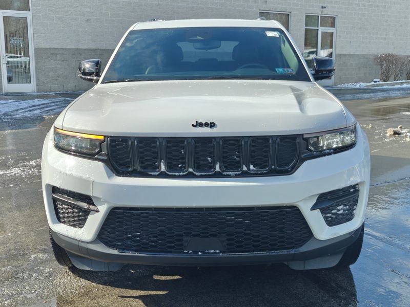 Used 2023 Jeep Grand Cherokee Altitude image 2