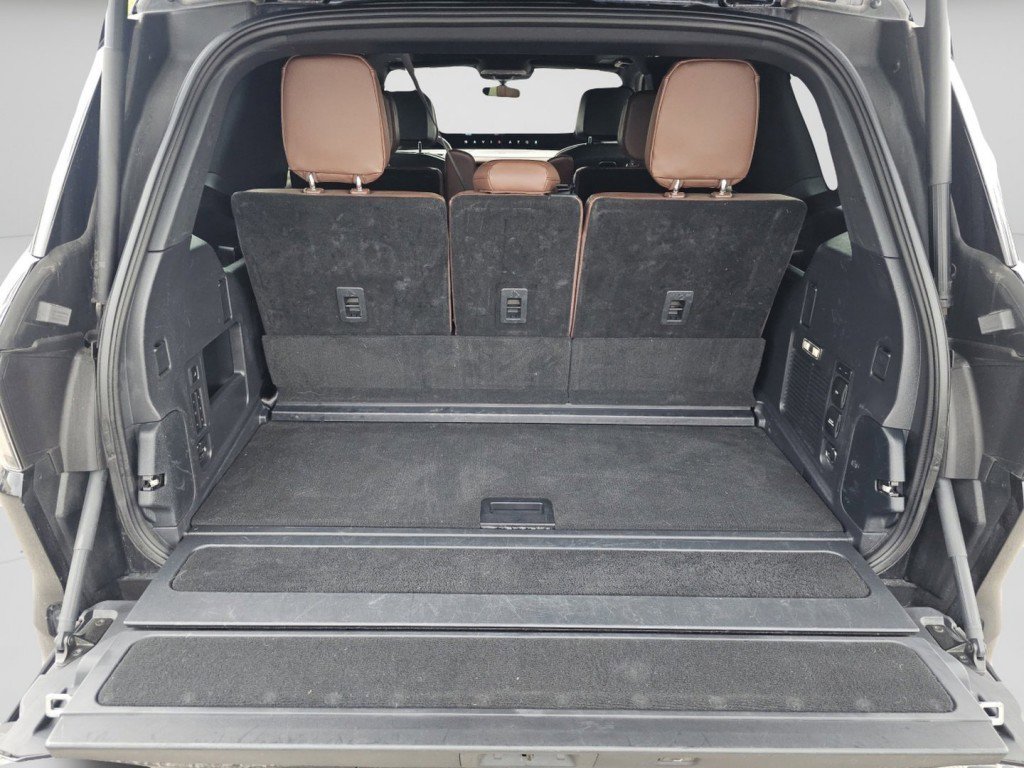 Used 2025 Lincoln Navigator Reserve image 27