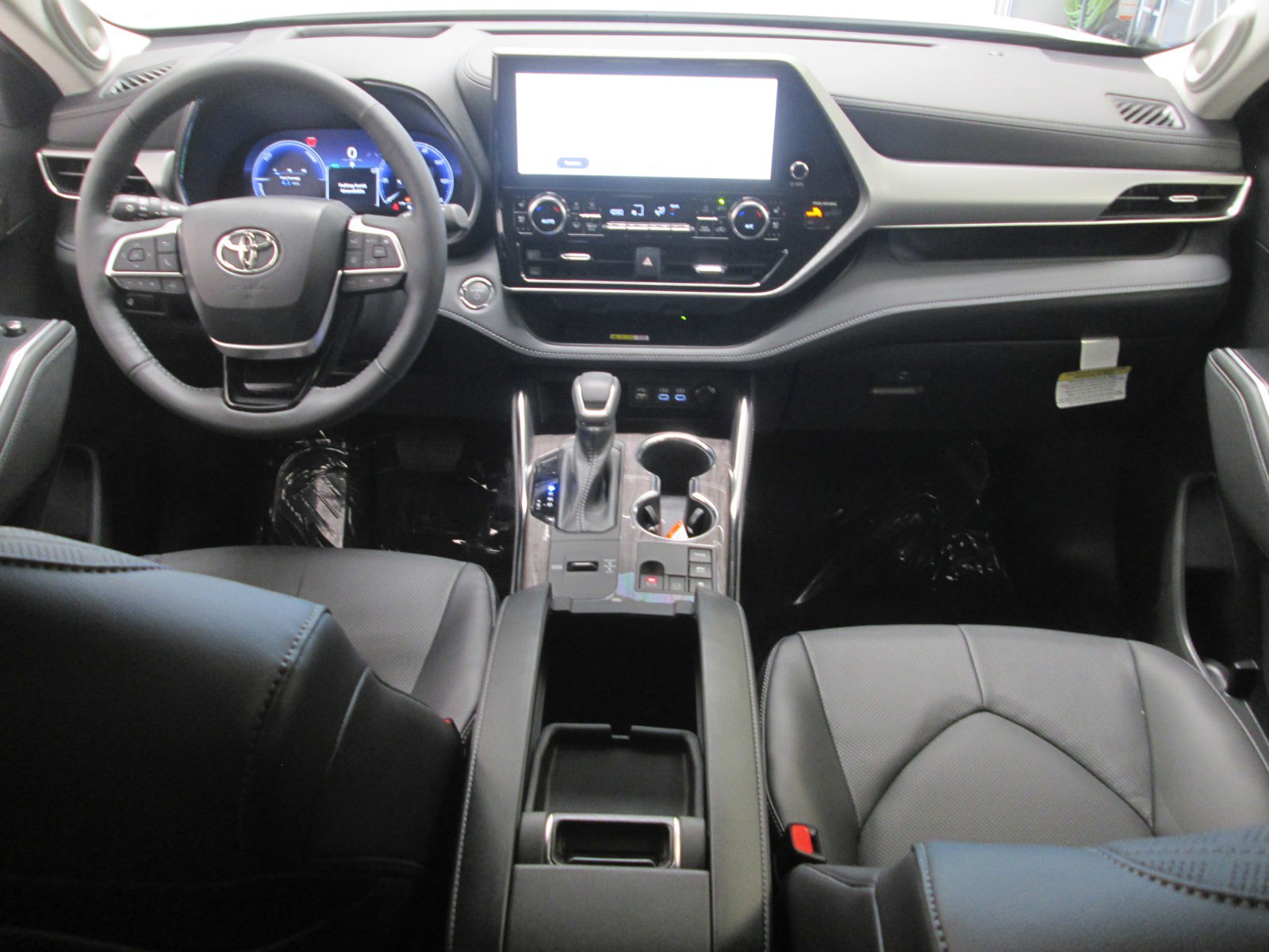 Used 2023 Toyota Highlander Platinum AWD/4WD image 2