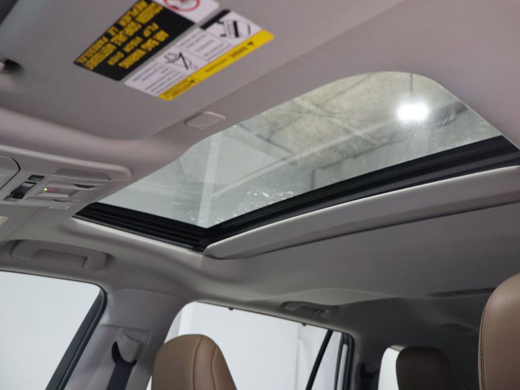 Used 2025 Toyota Highlander Limited AWD/4WD image 29