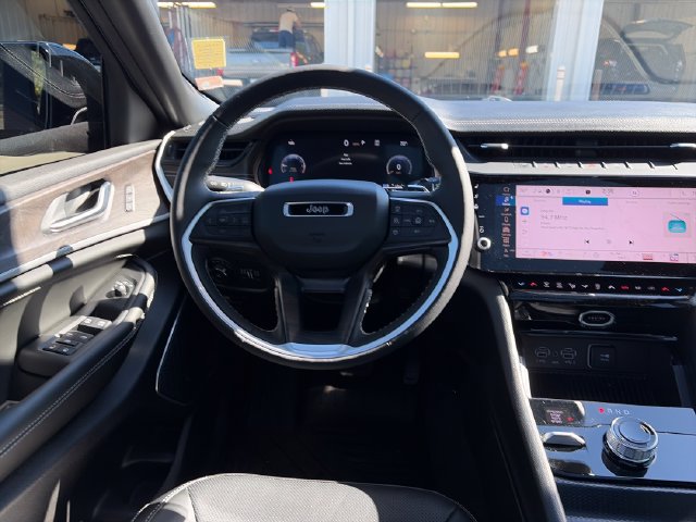 Used 2026 Jeep Grand Cherokee Limited AWD/4WD image 13
