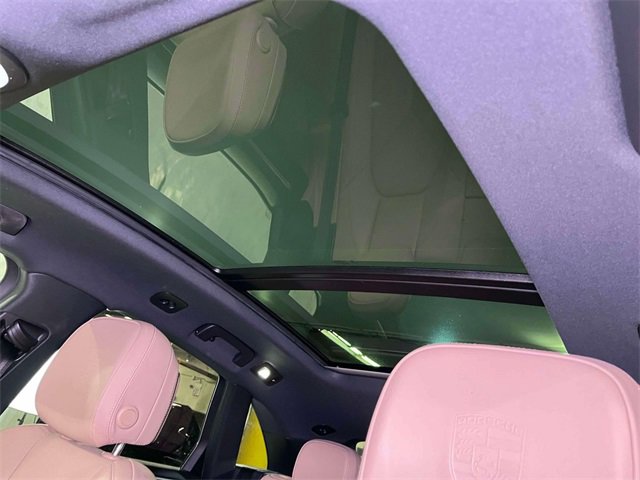 Used 2022 Porsche Macan w/ Premium Package Plus image 18