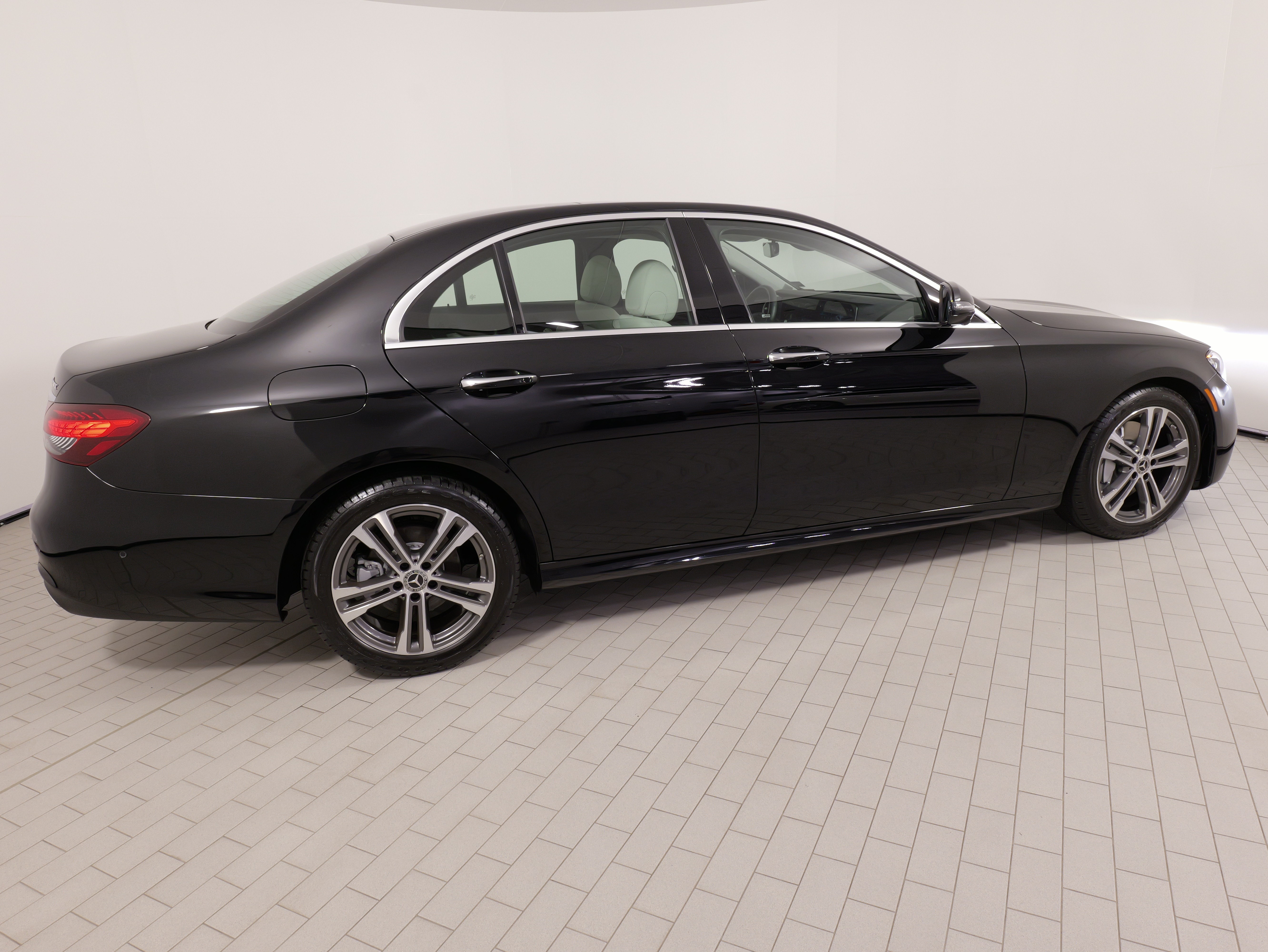 Used 2023 Mercedes-Benz E 350 4MATIC Sedan image 9