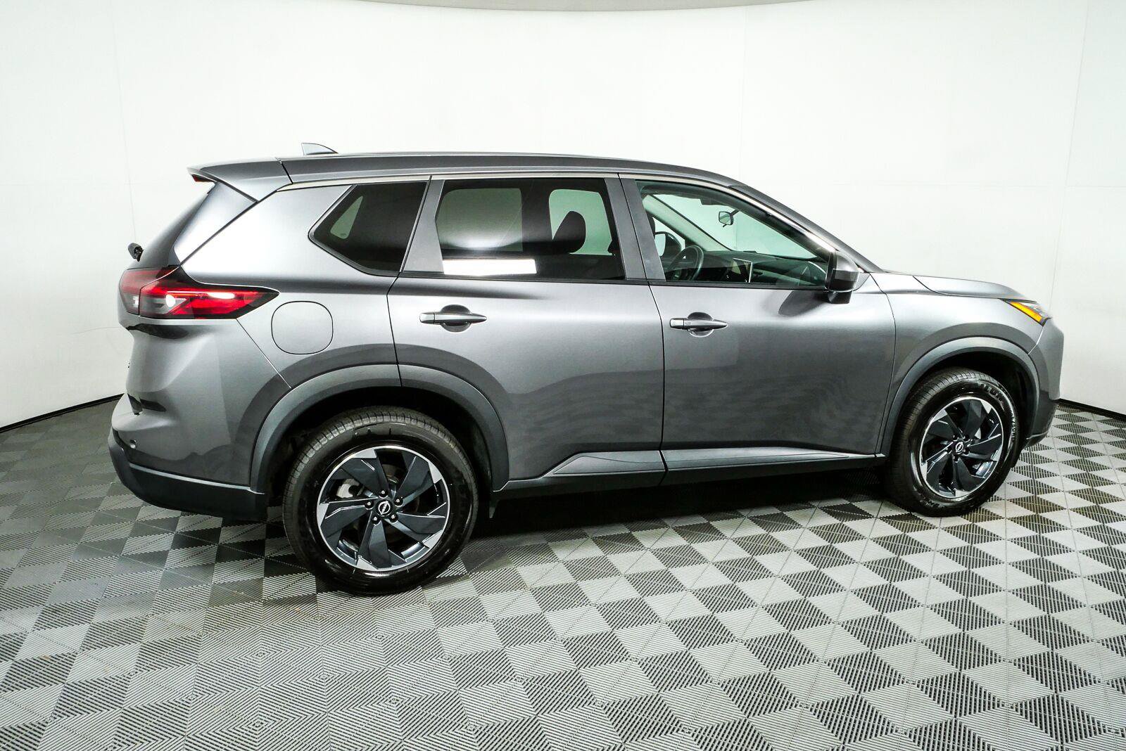 Used 2024 Nissan Rogue SV AWD/4WD image 2