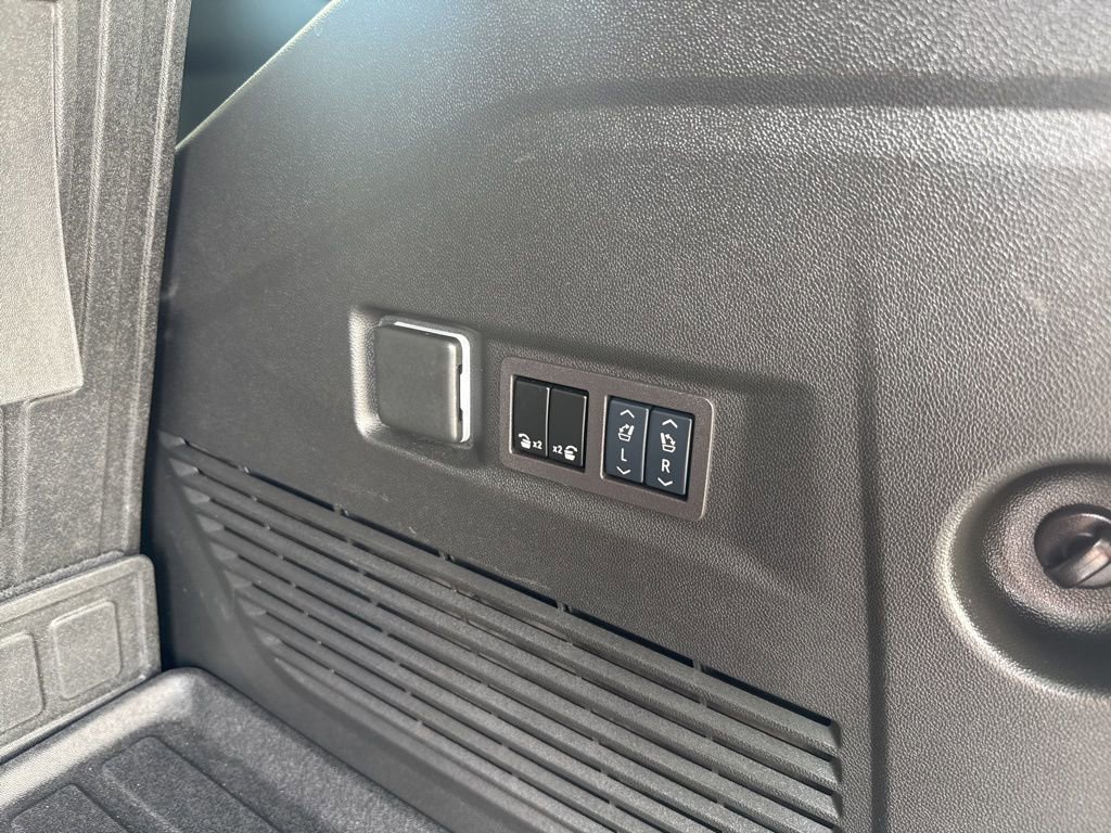 Used 2024 GMC Yukon AT4 w/ Technology Package image 8