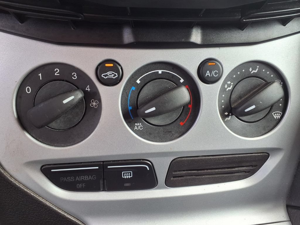 Used 2013 Ford Focus SE FWD image 16