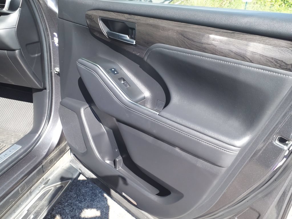 Used 2023 Toyota Highlander Limited FWD image 11