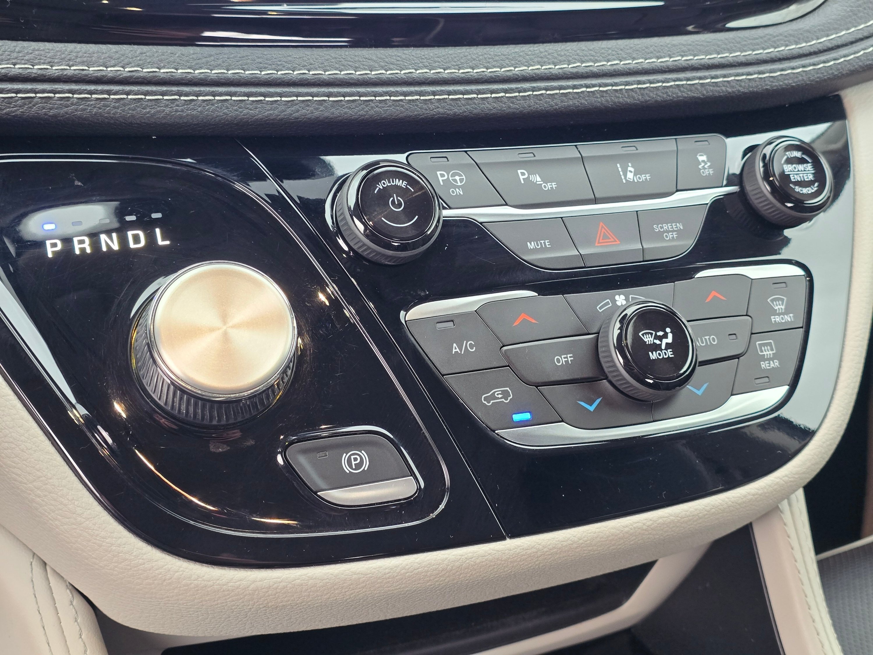 Used 2022 Chrysler Pacifica Limited FWD image 15