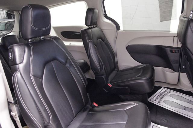 Used 2024 Chrysler Pacifica Touring-L FWD image 19