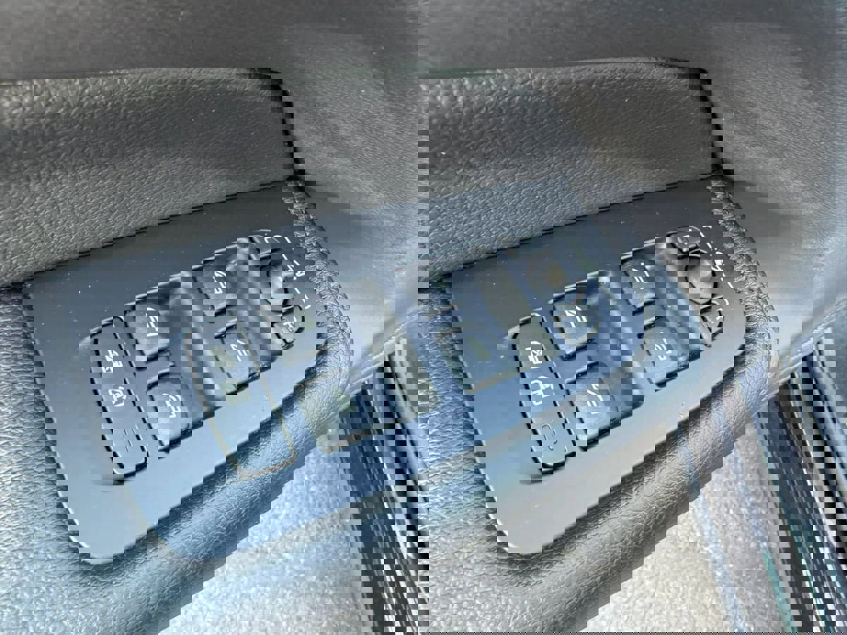 Used 2022 Volvo XC60 B5 Momentum image 37