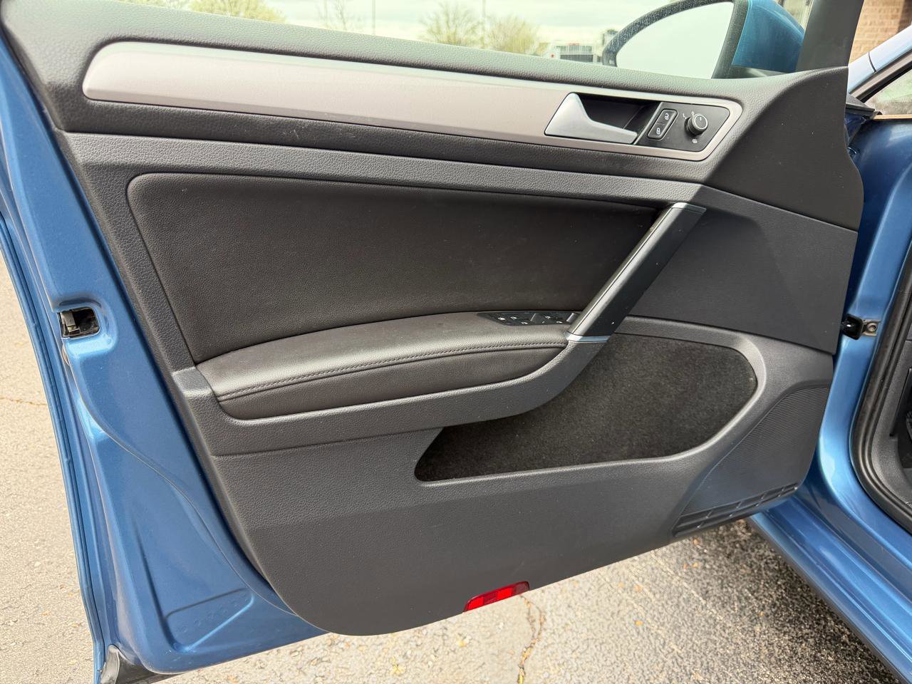 Used 2015 Volkswagen e-Golf SEL Premium image 13