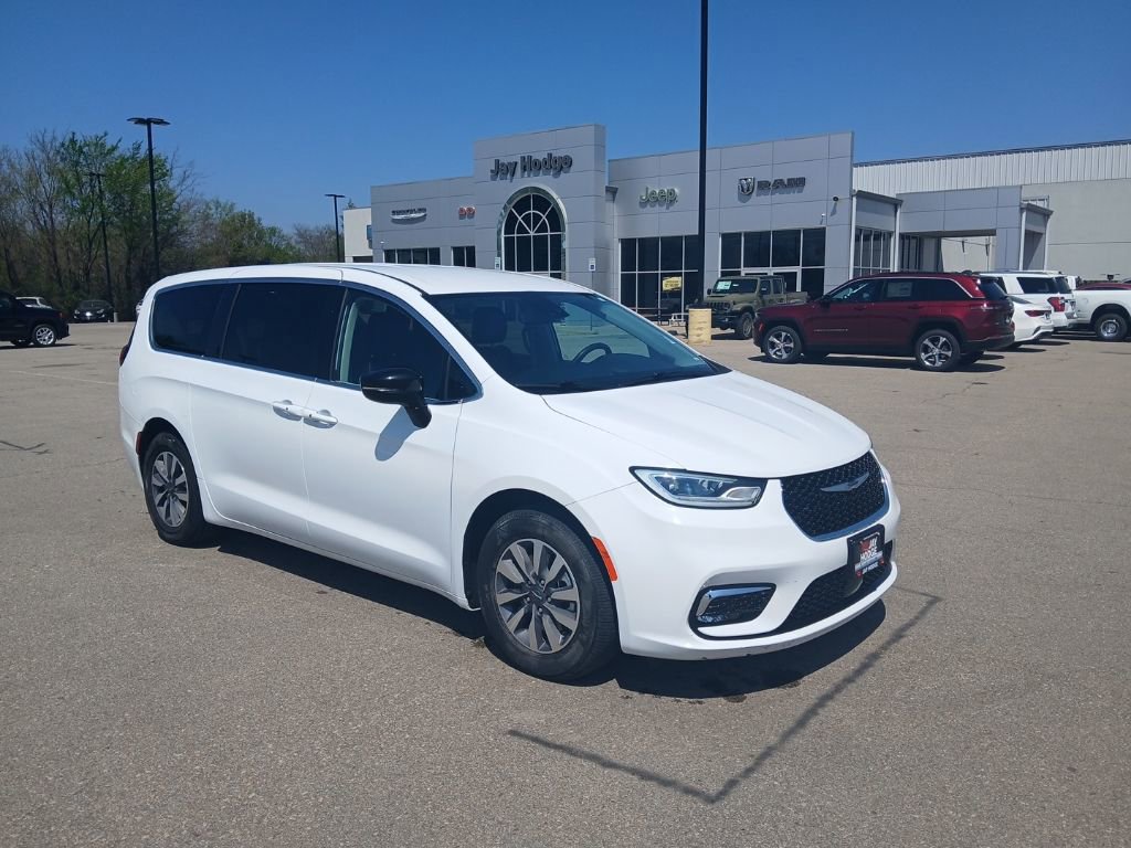 Used 2024 Chrysler Pacifica Select image 2