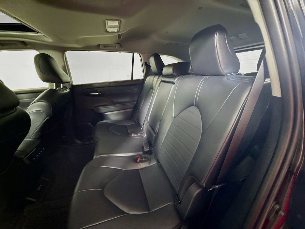Certified 2024 Toyota Highlander XLE image 24