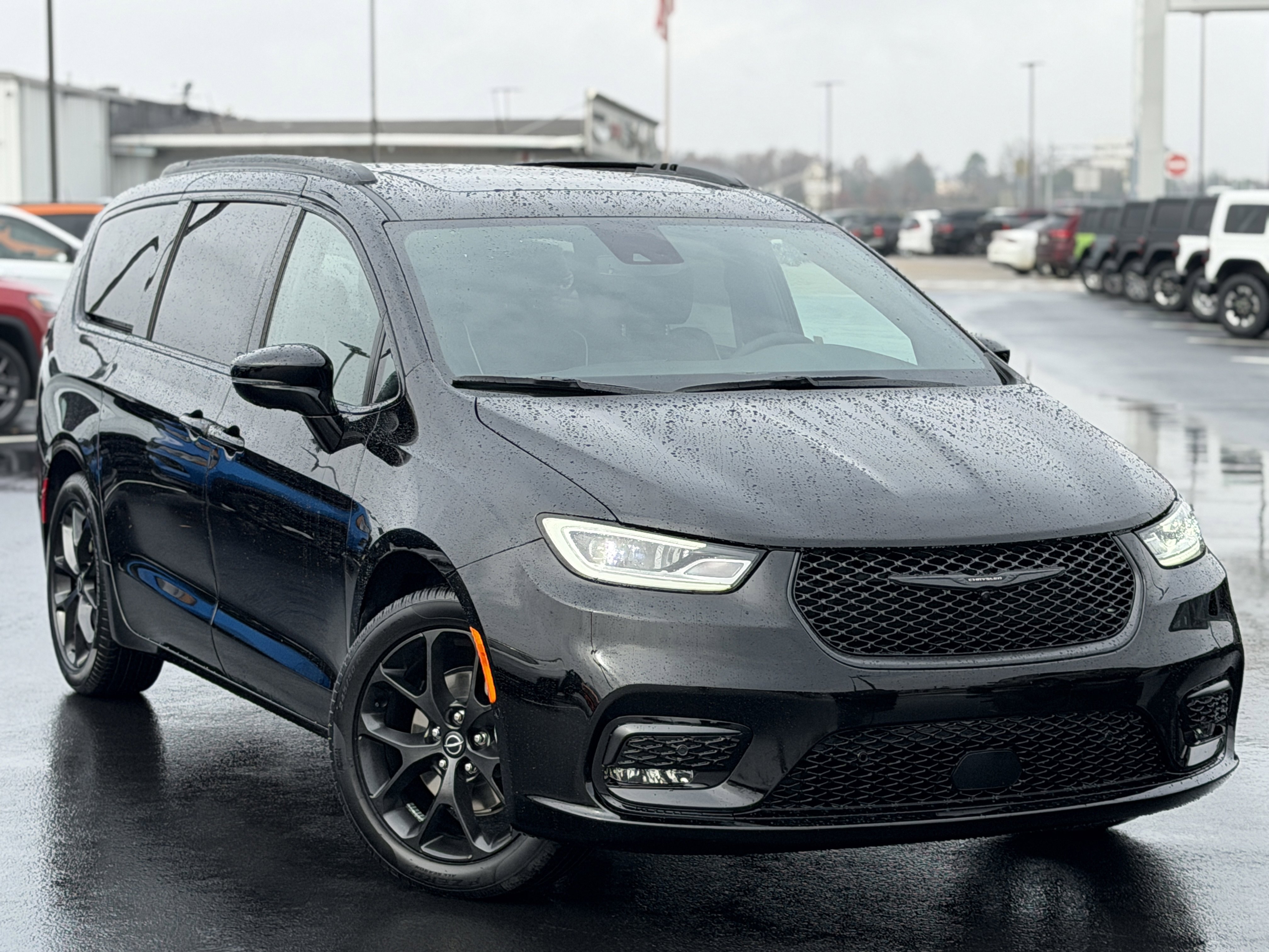 New 2026 Chrysler Pacifica Limited w/ Uconnect Theater Family Group image 4