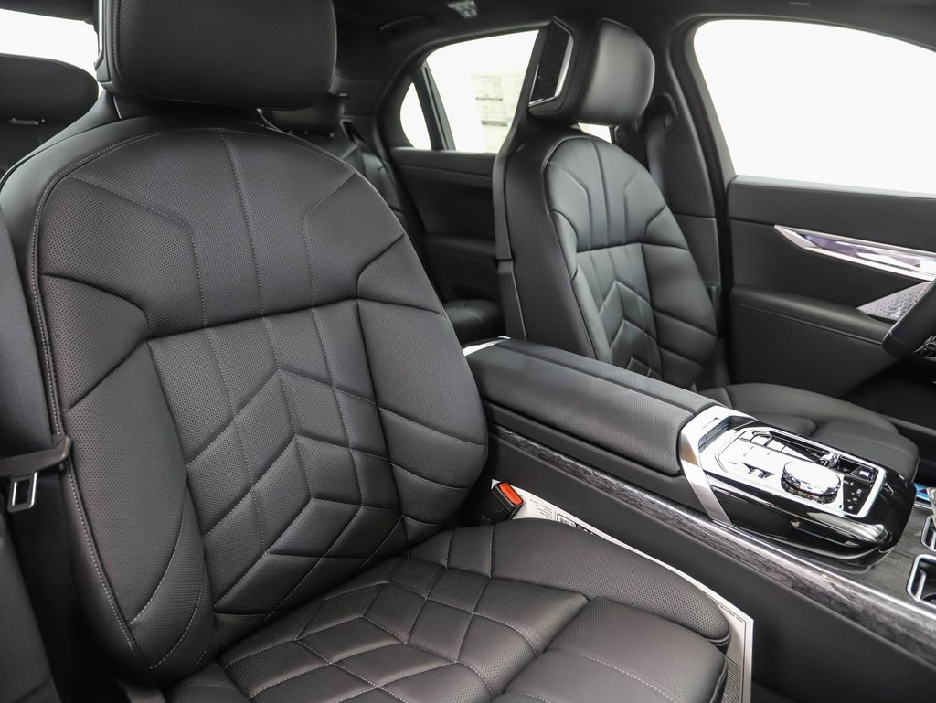 Used 2025 BMW 760i xDrive w/ Executive Package image 33