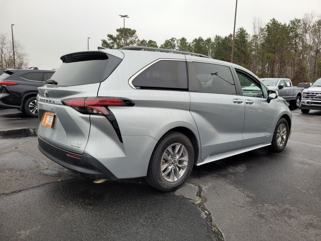 Used 2021 Toyota Sienna XLE FWD image 13