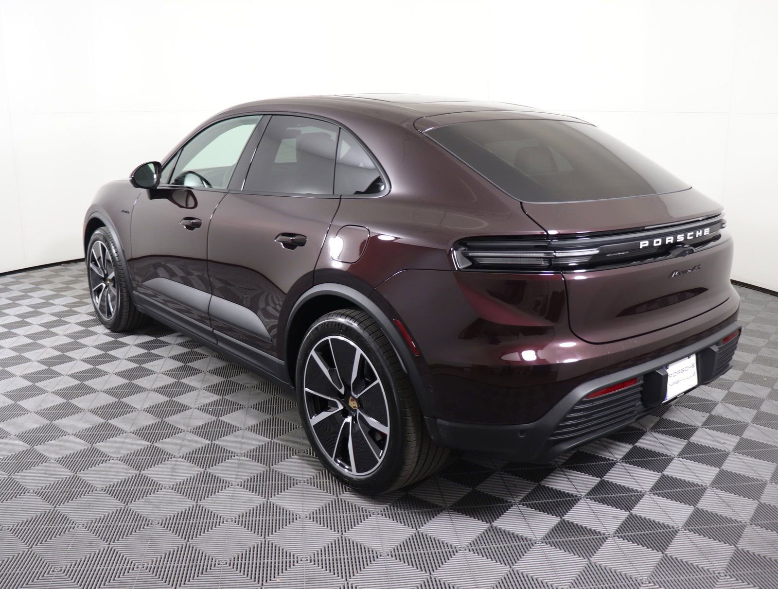 Used 2025 Porsche Macan 4S Electric image 2