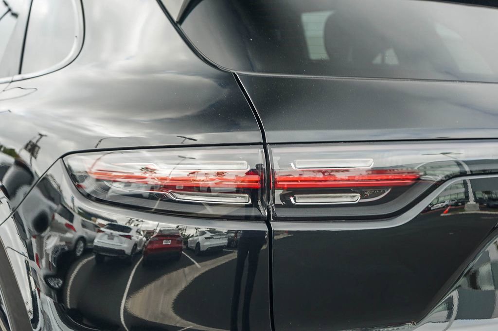 Used 2023 Porsche Cayenne Platinum Edition image 9