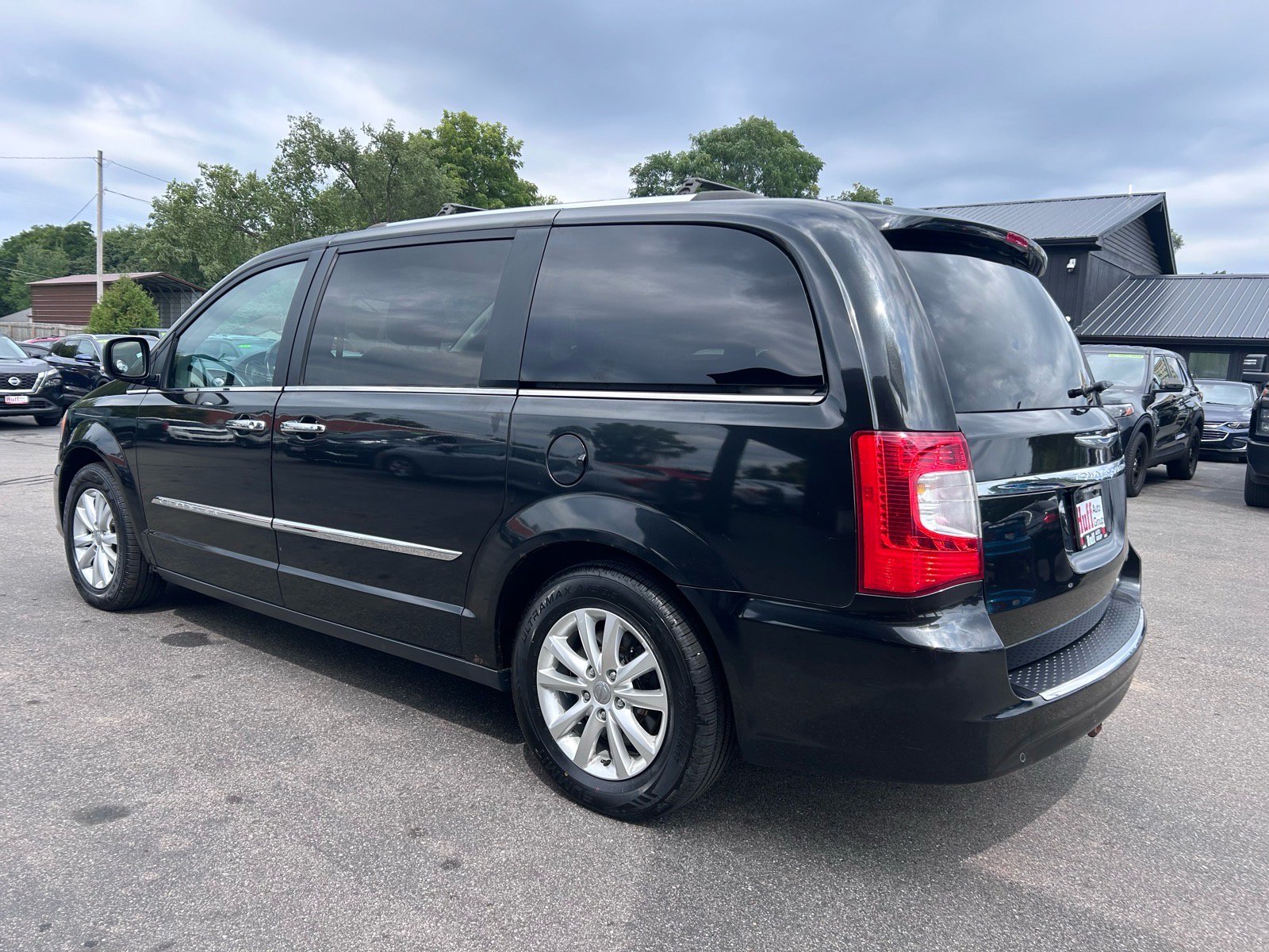Used 2016 Chrysler Town & Country Limited Platinum FWD image 6
