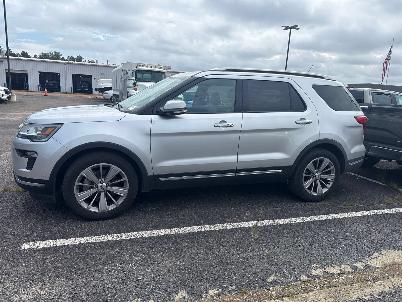 Used 2018 Ford Explorer Limited w/ Equipment Group 301A FWD image 4