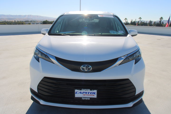 Certified 2024 Toyota Sienna LE FWD image 7