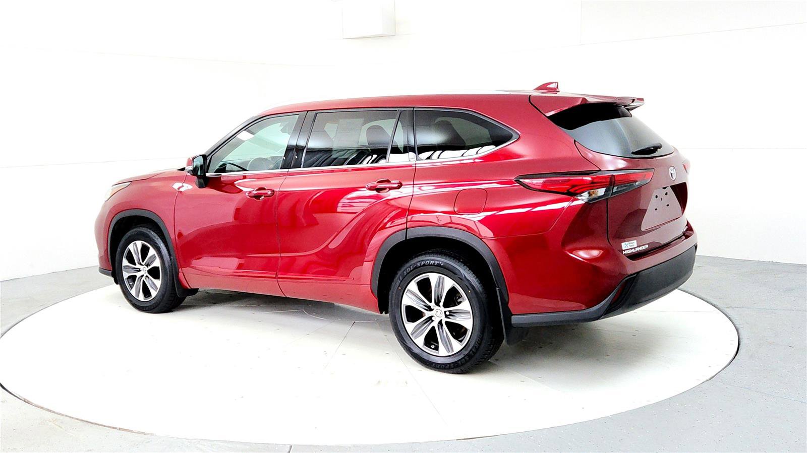 Used 2020 Toyota Highlander XLE image 4