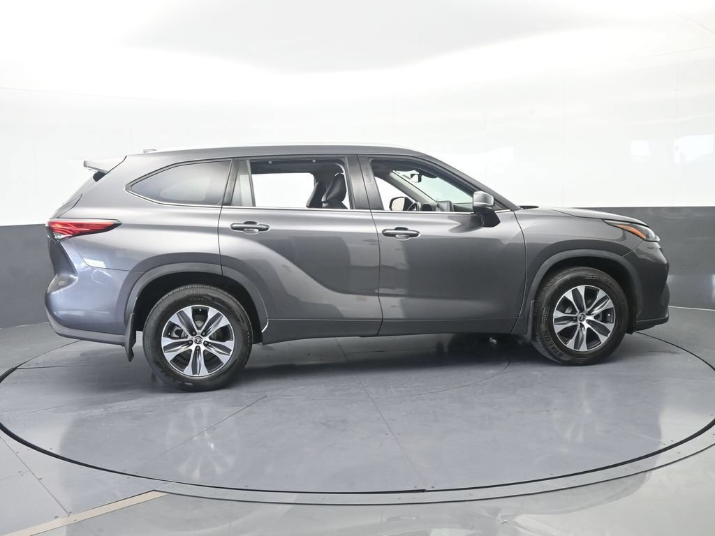 Used 2022 Toyota Highlander XLE AWD/4WD image 7