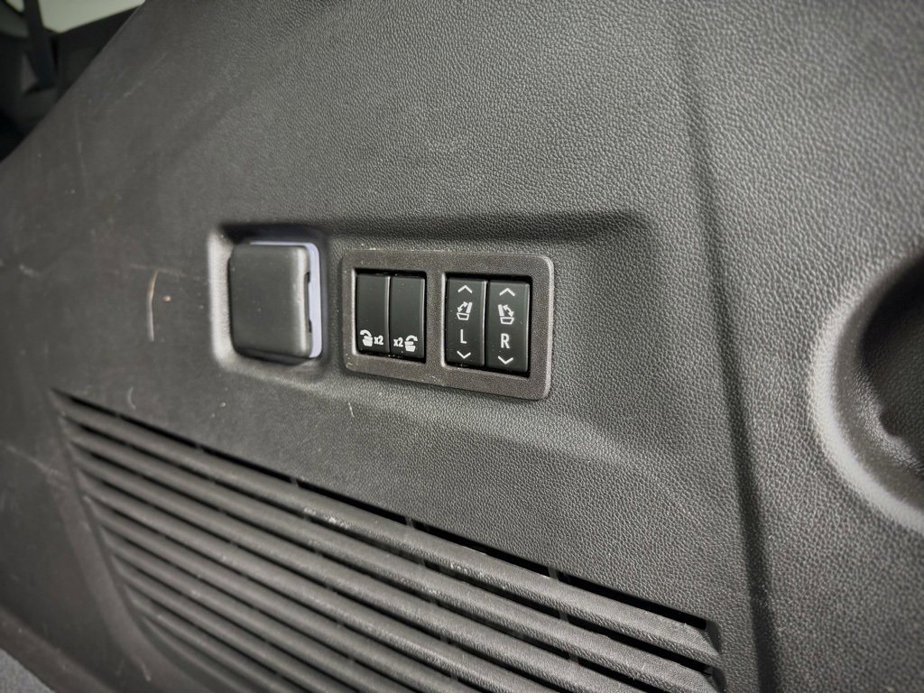 Used 2023 GMC Yukon XL SLT w/ SLT Premium Package image 32