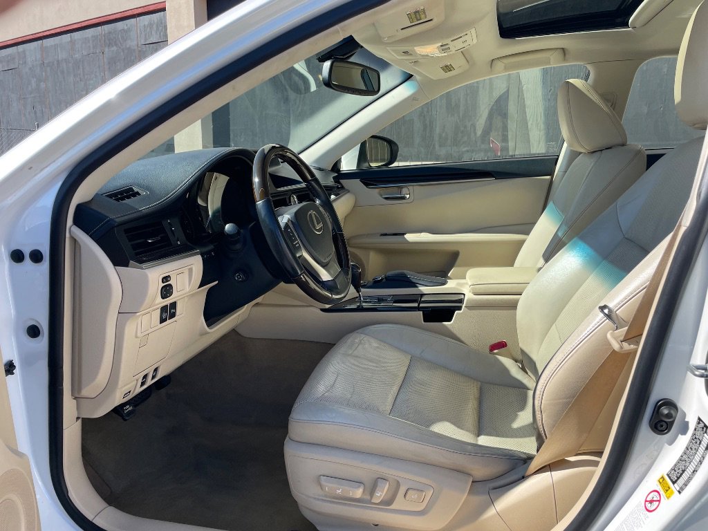 Used 2014 Lexus ES 350 Ultra Luxury w/ Luxury Package FWD image 2