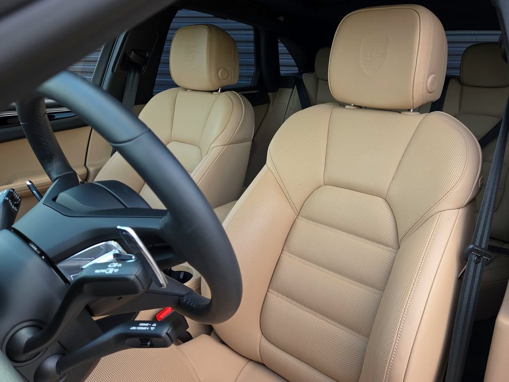 Certified 2026 Porsche Macan AWD/4WD image 5