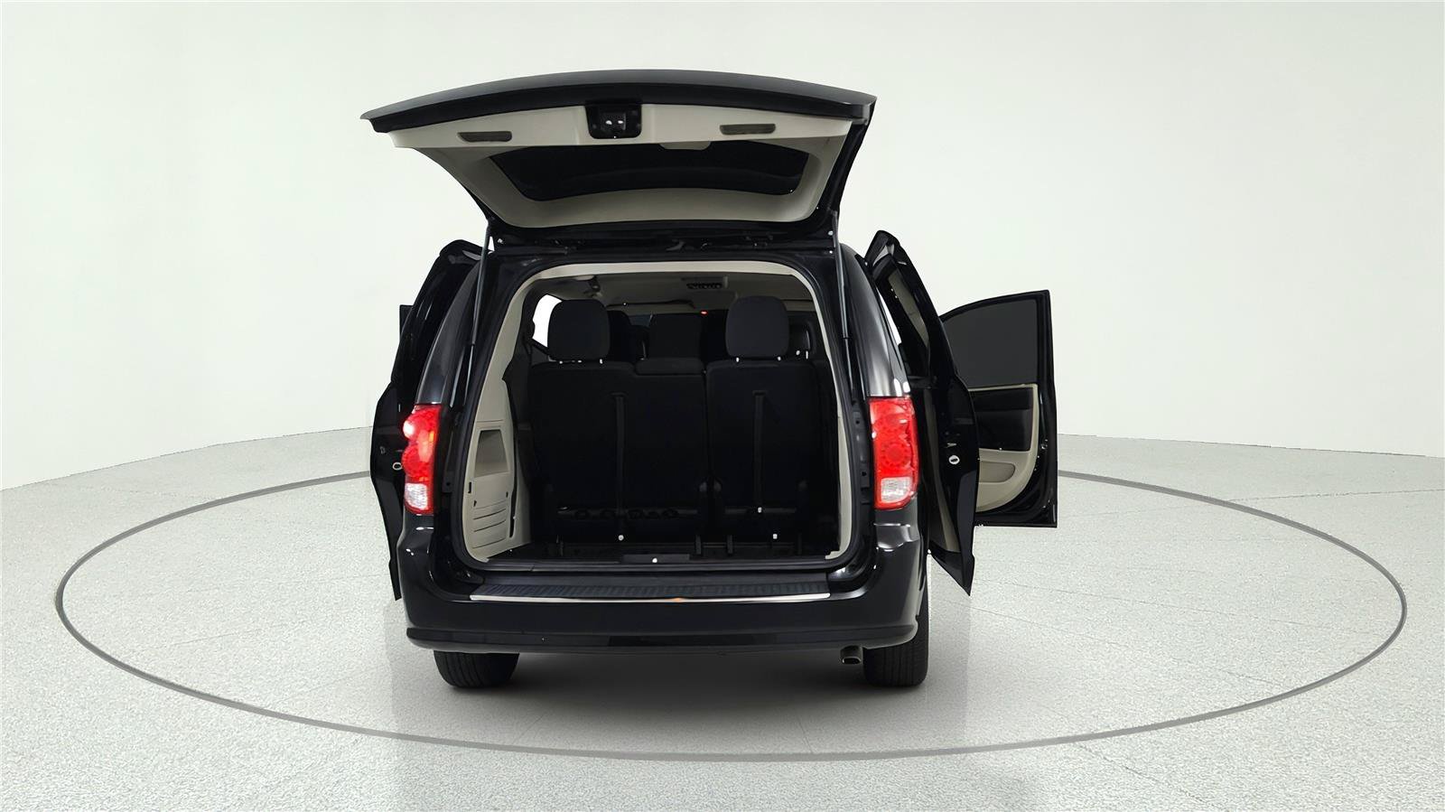 Used 2020 Dodge Grand Caravan SE FWD image 7