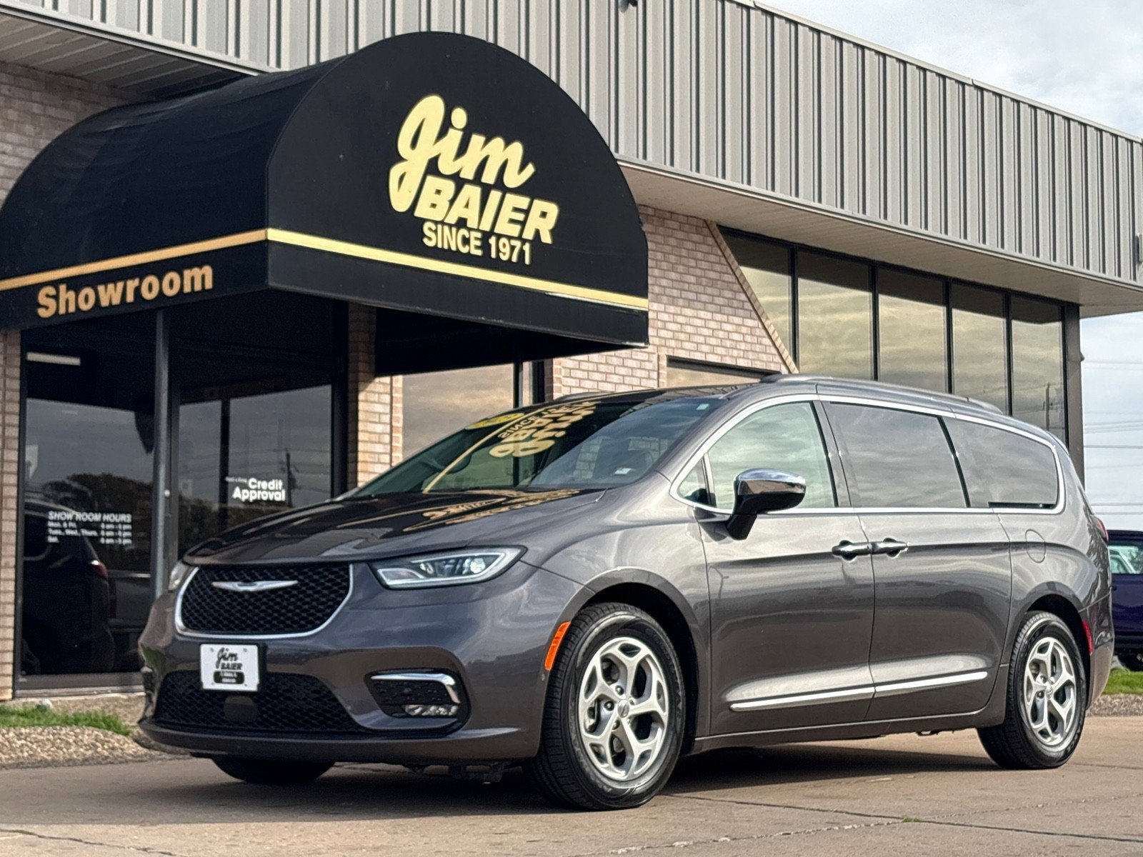 Used 2023 Chrysler Pacifica Limited w/ Uconnect Theater Family Group
