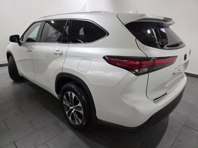 Used 2022 Toyota Highlander XLE image 3