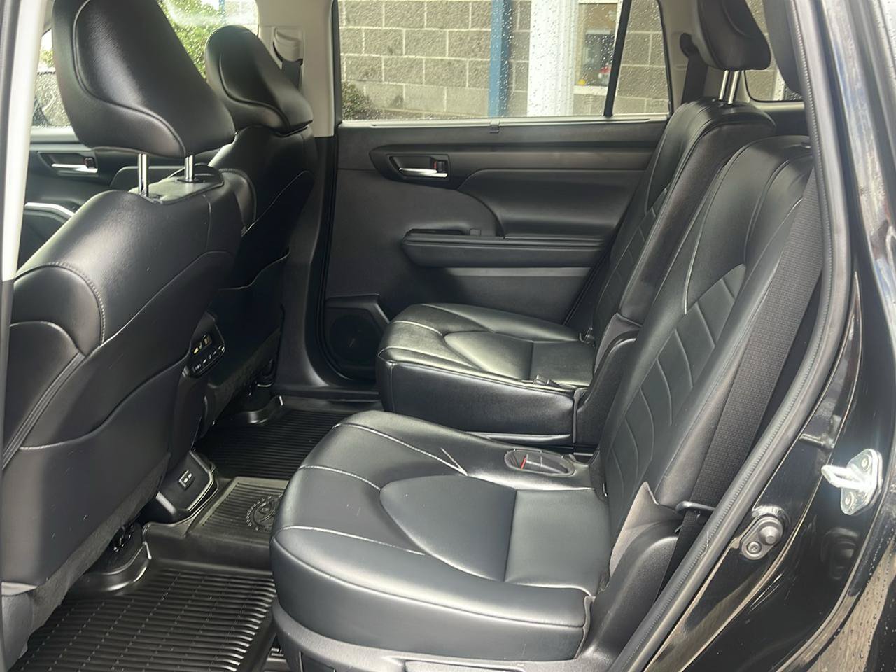 Used 2022 Toyota Highlander XLE AWD/4WD image 23