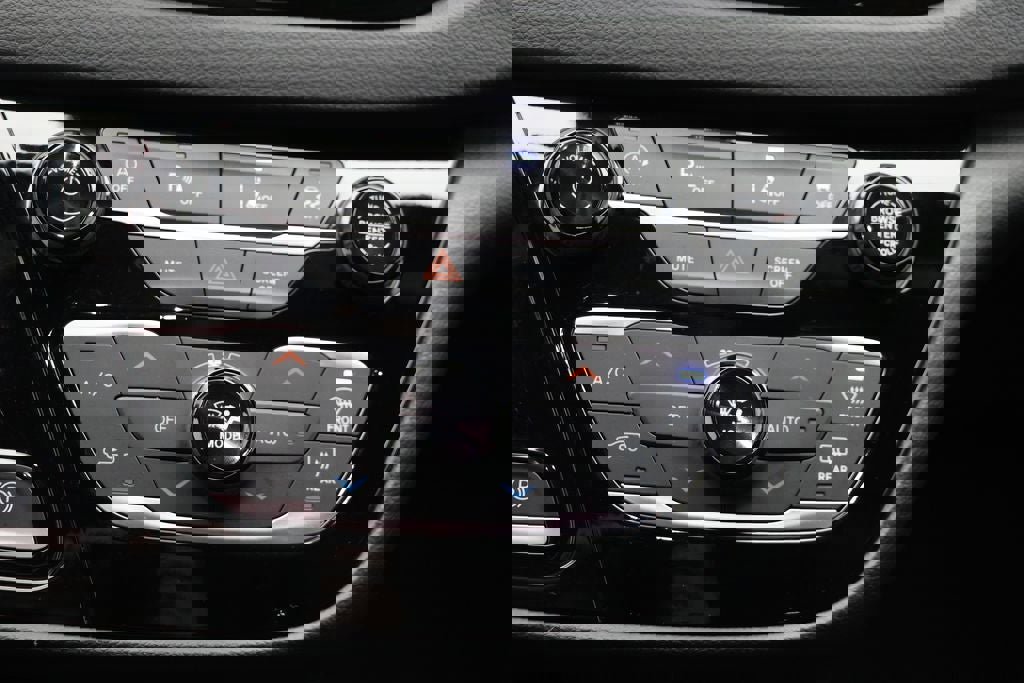 Used 2025 Chrysler Pacifica Select image 22