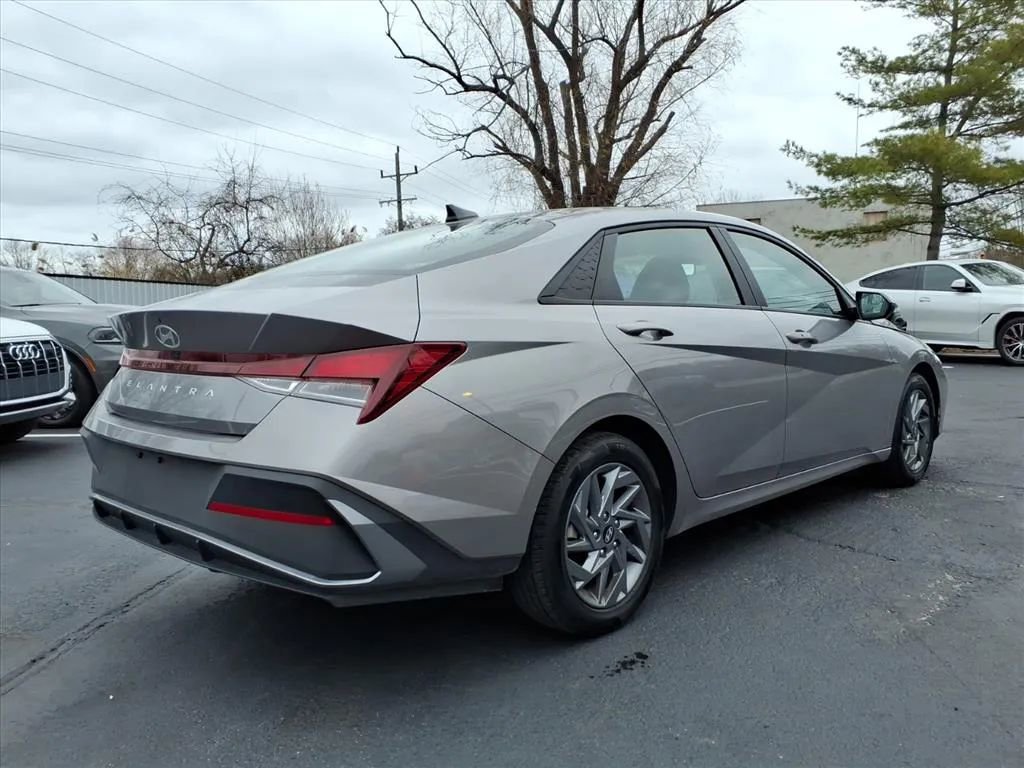 Used 2024 Hyundai Elantra SEL image 3
