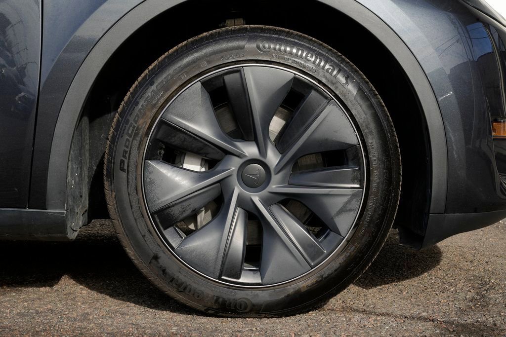 Used 2025 Tesla Model Y Long Range image 11