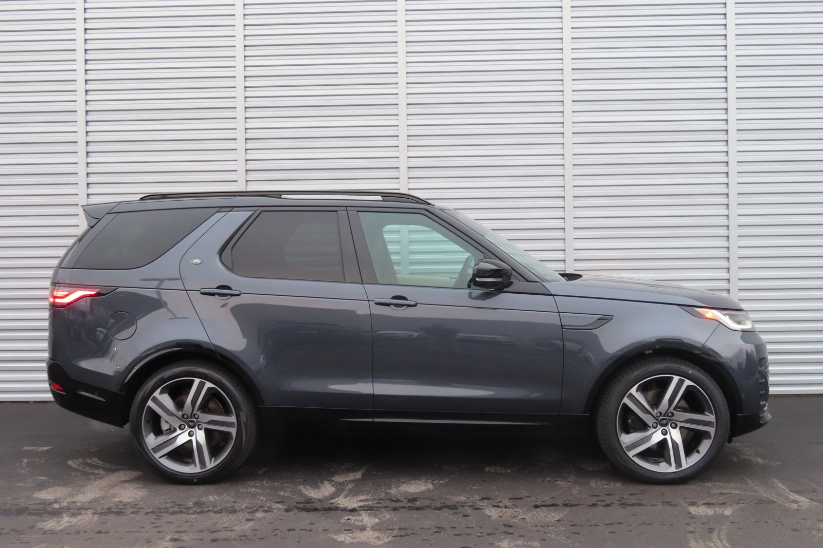 New 2024 Land Rover Discovery Dynamic SE image 16