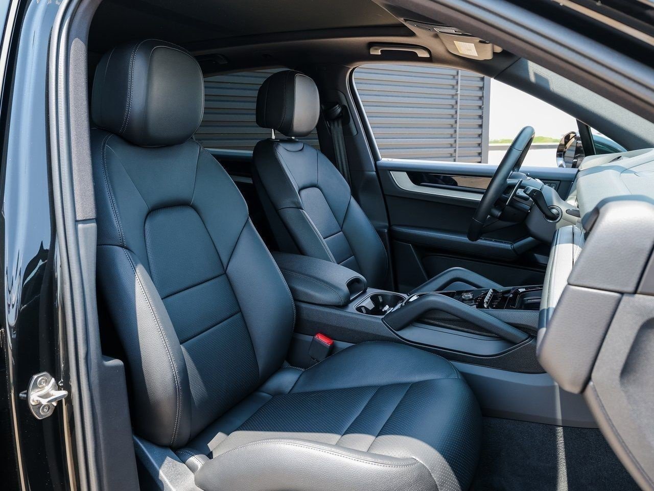 Certified 2025 Porsche Cayenne image 28