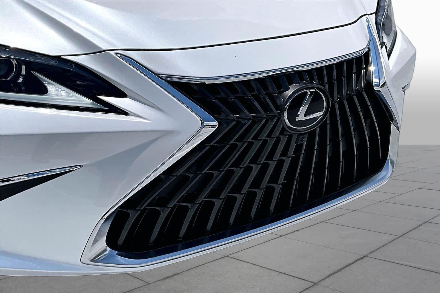 Used 2025 Lexus ES 300h w/ Technology Package FWD image 29